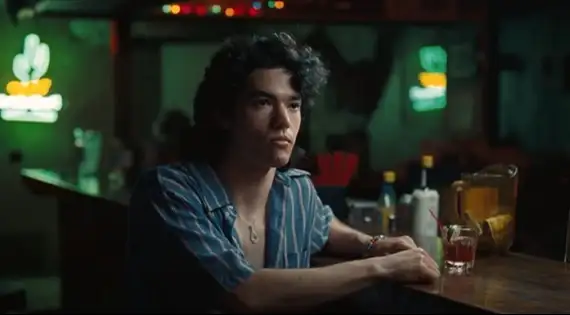 Assista ao clipe da nova música, "Vodka Cranberry", com a letra e a tradução!