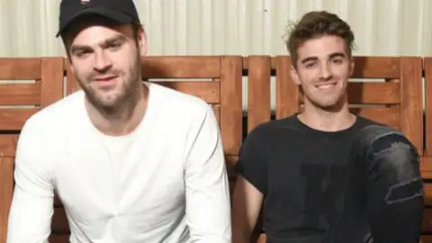 The Chainsmokers divulga lyric video de "Setting Fires"