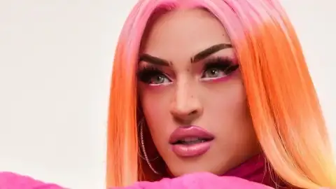 Pabllo Vittar protesta contra censura na Bienal do Livro e promove "beijaço" em show