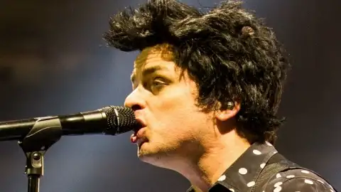 Billie Joe Armstrong faz mais uma cover: agora foi a vez de "Kids In America", hit de Kim Wilde
