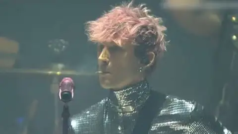 Machine Gun Kelly estreia no topo da parada americana de álbuns com "Mainstream Sellout"