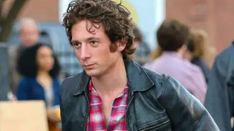 Jeremy Allen White se arrepende de não pedir dicas a atores para viver Bruce Springsteen no cinema