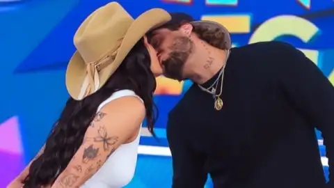 Ana Castela e Zé Felipe dão primeiro beijo em público após assumirem namoro