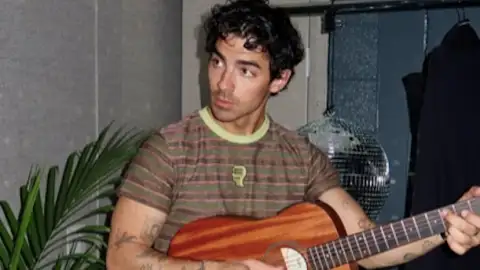 "Nunca toquei em cocaína&rdquo;, diz Joe Jonas após vídeo viral no qual aparece limpando o nariz no palco