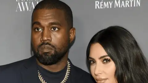 Kim Kardashian diz que sofreu de &ldquo;Síndrome de Estocolmo&rdquo; com Kanye West