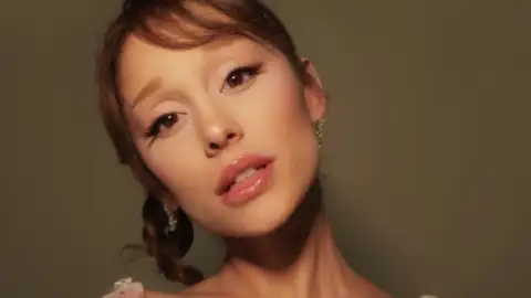 Ariana Grande diz que está preparando setlist da turnê: "Quero que tudo seja surpresa"