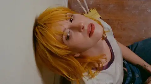 Ouça a emocionante versão de Hayley Williams para a canção setentista de seu avô, &ldquo;Friends Or Lovers
